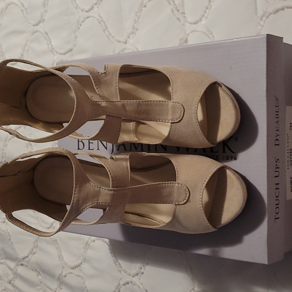 Benjamin Walk beige dyeable wedges size 7